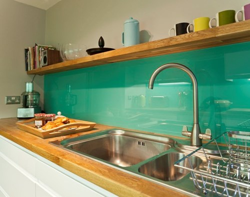 Soi loại kính ốp màu cường lực giúp căn bếp “lột xác”